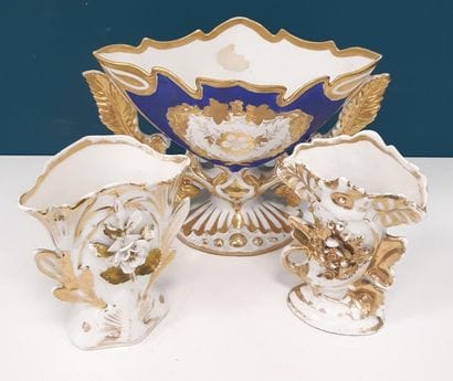 PORCELAINE DE PARIS 
Vase de mariée à décor...