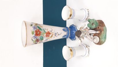 PORCELAINE DE PARIS 
Vase de mariée à décor...