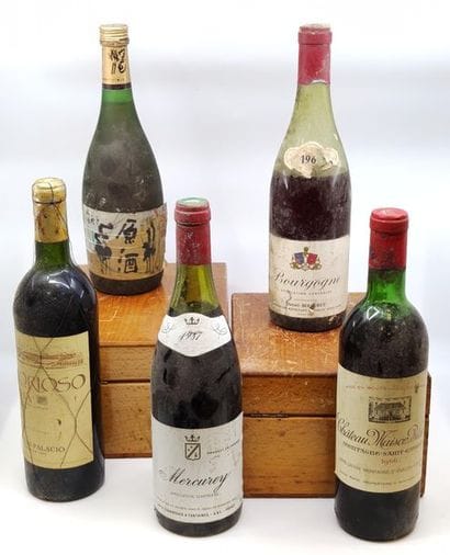 LOT de cinq bouteilles de vin rouge comprenant
une...