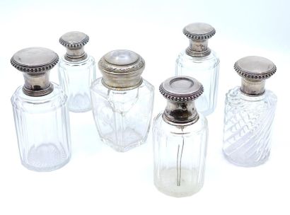 SUITE de cinq flacons à parfum, vaporisateur...