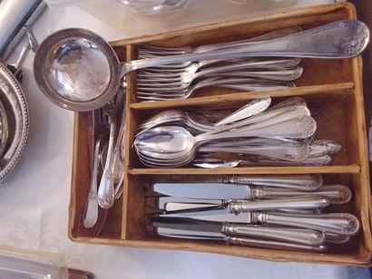 SUITE de cinq flacons à parfum, vaporisateur...