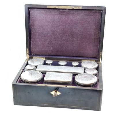 NECESSAIRE DE VOYAGE dans un coffret en bois...