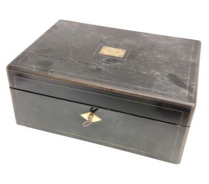 NECESSAIRE DE VOYAGE dans un coffret en bois...