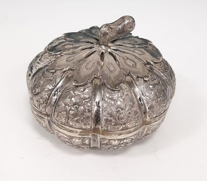BOITE en forme de citrouille en argent à...