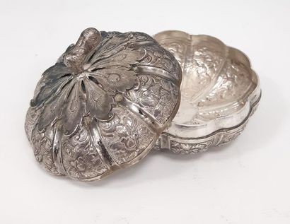BOITE en forme de citrouille en argent à...