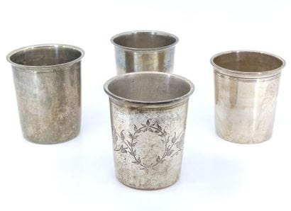 LOT DE quatre timbales en argent 
Poinçon...