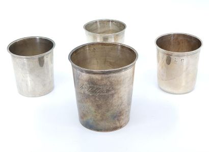 LOT de quatre timbales en argent 
Poinçon...