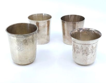 LOT de quatre timbales en argent 
Poinçon...