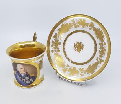 Paris
Tasse et sa soucoupe, à décor polychrome...