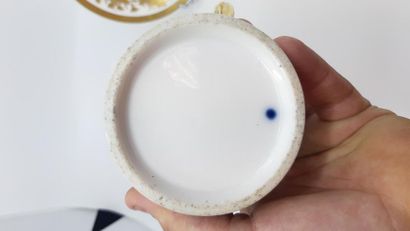 Paris
Tasse et sa soucoupe, à décor polychrome...
