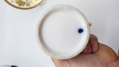 Paris
Tasse et sa soucoupe, à décor polychrome...