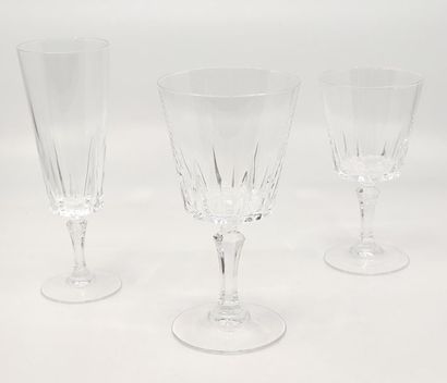 PARTIE de service de verre en cristal taillé...