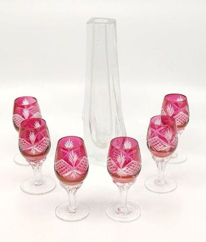 DAUM 
VASE soliflore en cristal moulé signé...