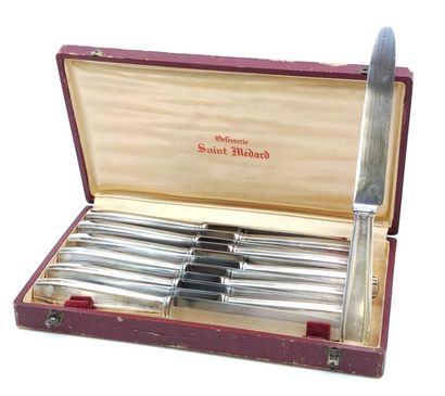 SAINT MEDARD
DOUZE couteaux de table manche...
