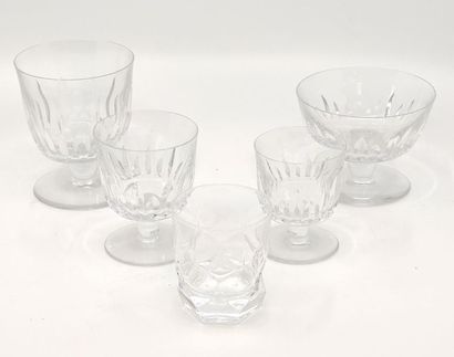 BACCARAT France
Cinq verres sur pieds
Un...