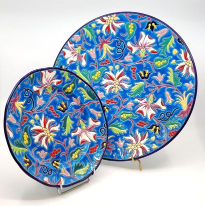 LONGWY un plat en faience polychrome a fond...