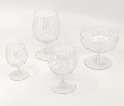 PARTIE DE SERVICE de verre en cristal taillé...