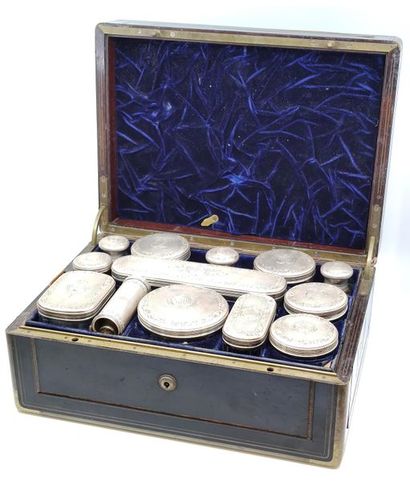 NECESSAIRE DE VOYAGE
dans un coffret en acajou...