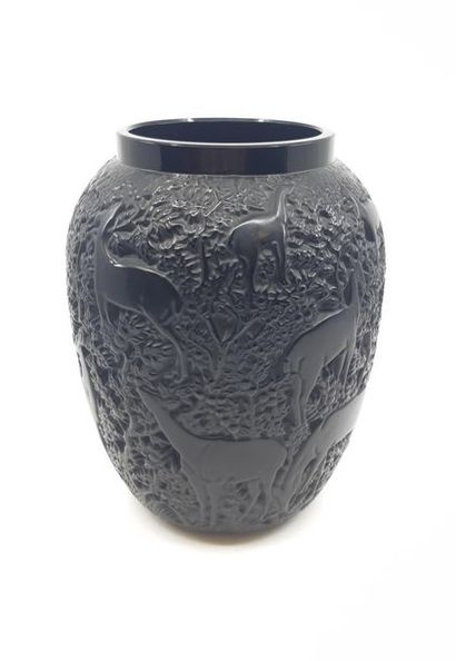 LALIQUE France 
Vase à décor de biches en...