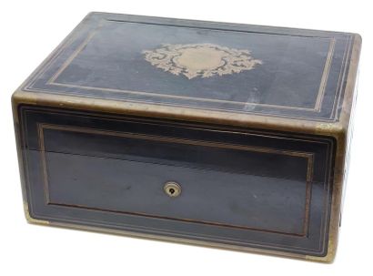 NECESSAIRE DE VOYAGE
dans un coffret en acajou...