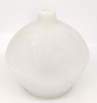 René LALIQUE (1860 - 1945) 
VASE ovoïde modèle...