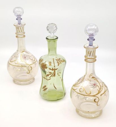 PAIRE de carafes à liqueur en verre soufflé...