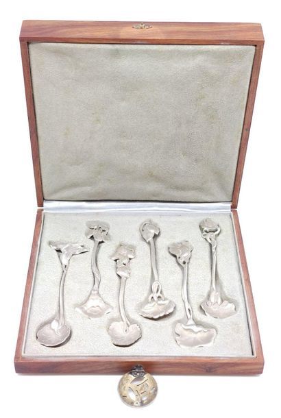 COFFRET comprenant six cuilleres à motif...