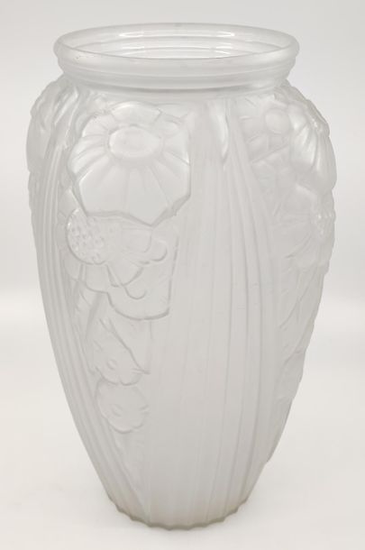 Dans le goût de MULLER FRERE 
Vase en verre...