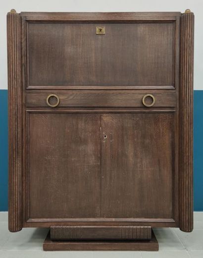 SECRETAIRE en chêne ouvrant par un abattant...