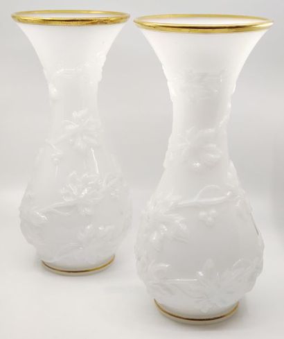 PAIRE de vase en verre opalescent à décor...