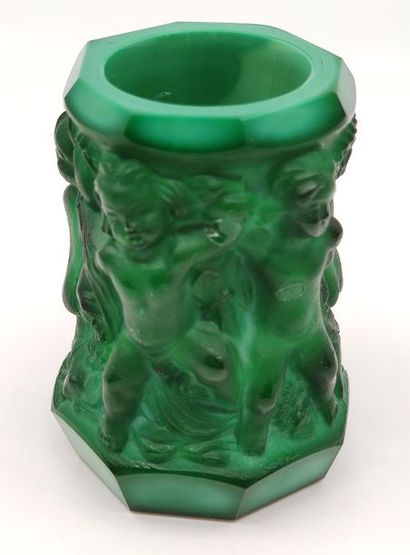 BOUGEOIR de forme octogonal en verre moulé...