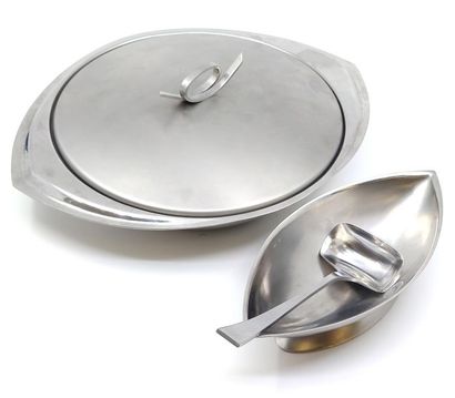 GUY DEGRENNE 
Soupière et saucière en inox...