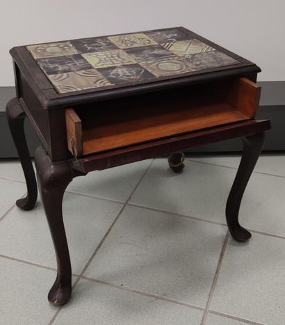 TABLE de chevet en bois teinté, pieds galbés...