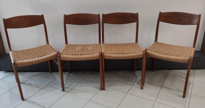 SUITE de quatre chaises de table en teck,...