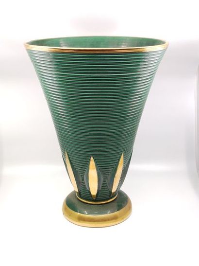 IMPORTANT vase en faience émaillée vert et...