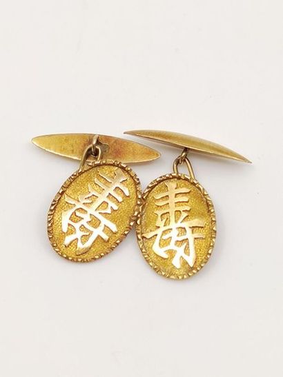 PAIR OF SLEeve BUTTONS in yellow 750° oval...