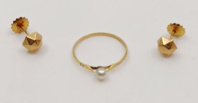 LOT d'or 750 ° comprenant : 
Paire de boucles...