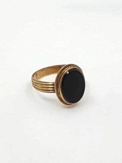 BAGUE en or jaune 750° ornée d'une onyx 
Poids...