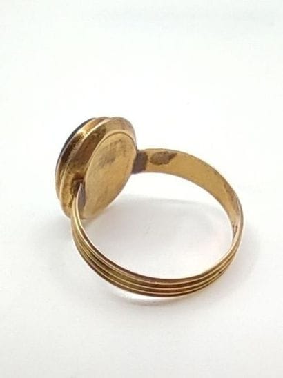 BAGUE en or jaune 750° ornée d'une onyx 
Poids...