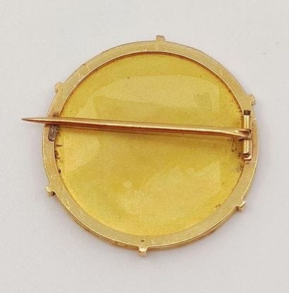 BROCHE en or jaune 750° cassée 
Poids : 5,49...