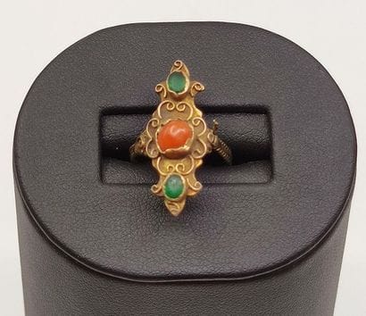 BAGUE en or jaune 750° tréssée ornée de corail...