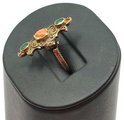 BAGUE en or jaune 750° tréssée ornée de corail...
