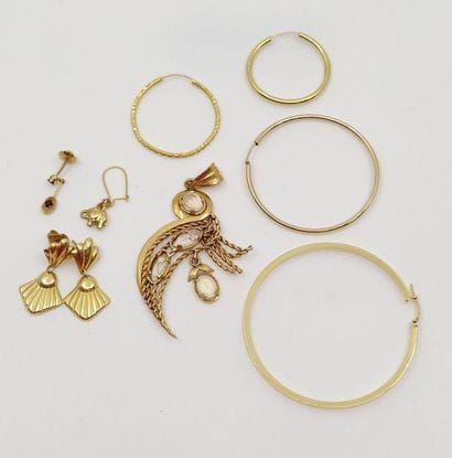 LOT d'or 750° comprenant : 
Pendentif or...