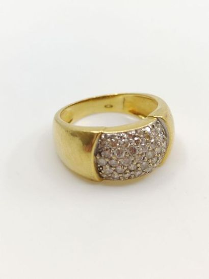 BAGUE en or deux tons 750° ornée d'un pavage...