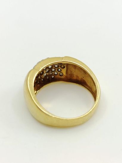 BAGUE en or deux tons 750° ornée d'un pavage...