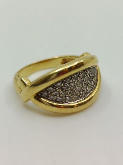 BAGUE en or deux tons 750° ornée d'un pavage...