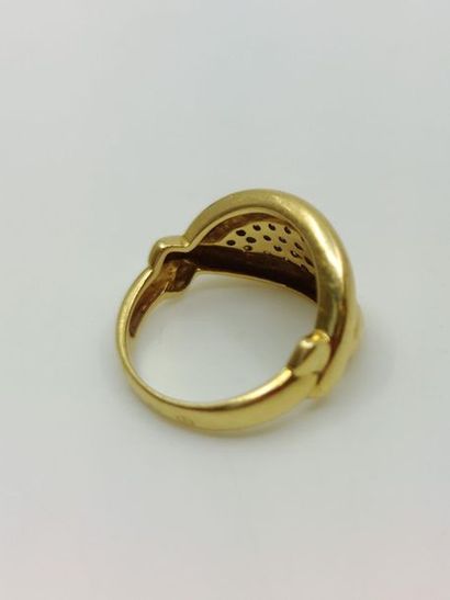 BAGUE en or deux tons 750° ornée d'un pavage...