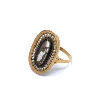 Oval ring in 750° yellow gold decorated with...