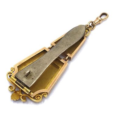 CHATELAINE in 750° yellow gold 
Weight: 19.35...