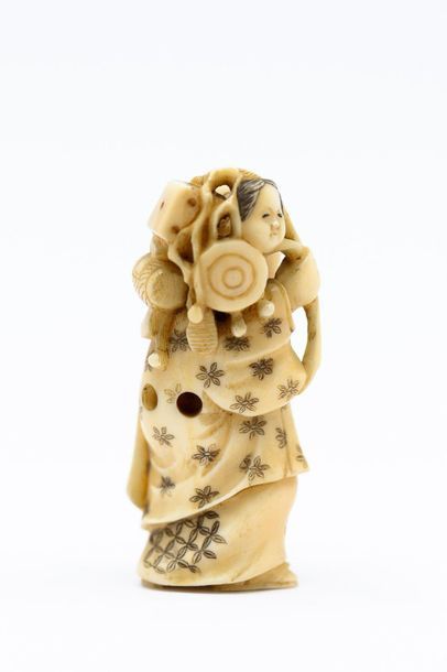 JAPAN
NETSUKE in ivory carved with polychrome...